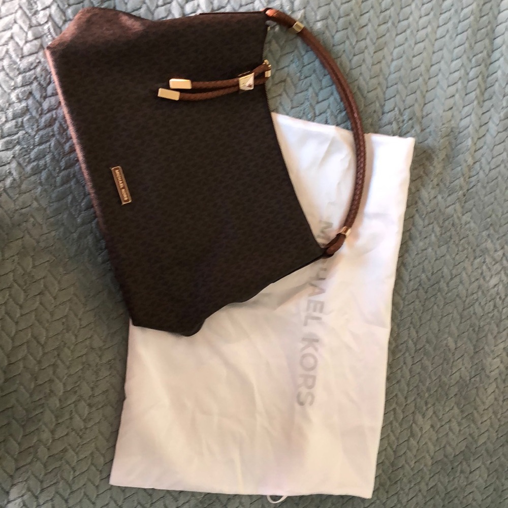 Michael Kors bag- no damage, marks inside or out- non- smoker w/ dust bag